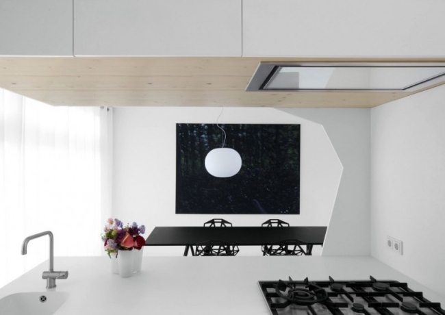 modern lägenhet rent vitt kök svart kokplatta matmöbler