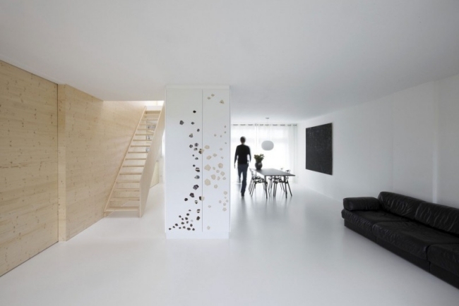 lägenhetsrenovering modern ren vit furu träpanel