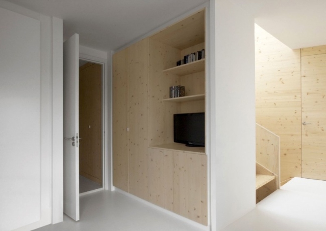 modern lägenhet ren vit tall trä väggpanel tv