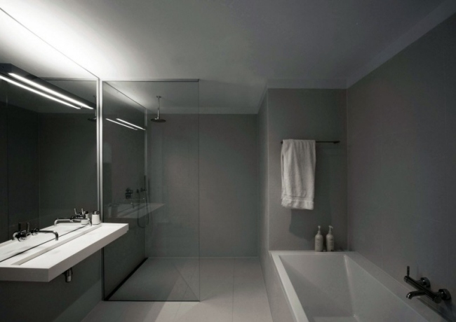 modern lägenhet renovering glas dusch vägg badkar grå