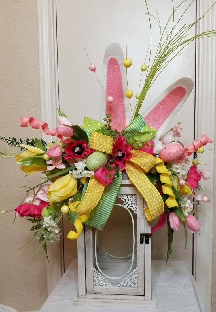 lekfull och färgstark dekoration med kaninöron och vårblommor