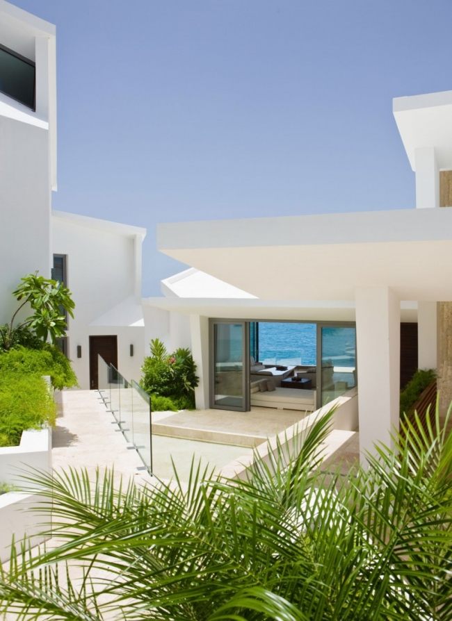 lyxig semester villa anguilla vit fasad palmer glas