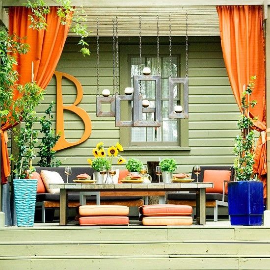 Trädgårdslounge orange gardiner solrosor kopplar av utomhus