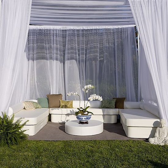 Trädgård lounge tunna gardiner vita nedre soffbord orkidéer