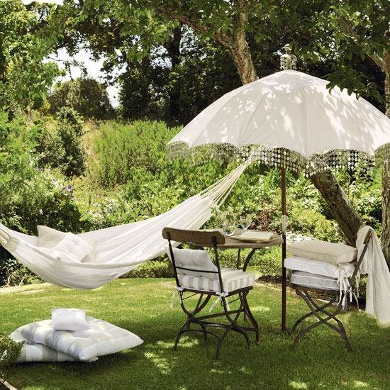 Trädgård lounge område koppla av hängmatta trädgård paraply solskydd
