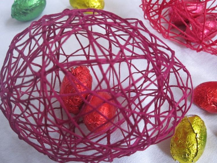 påskdekoration-idé-ballonger-garn-stora-påsk-ägg-färger-kreativa