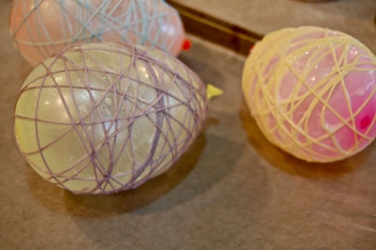 Påskdekoration-idé-ballonger-wrap-garn-wrap-lim-gör-det-själv-gör-det-själv