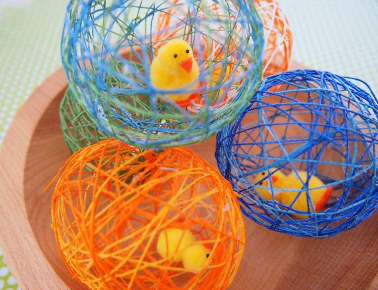 påsk dekoration-idé-påsk-ägg-tinker-garn-överraskning-chick