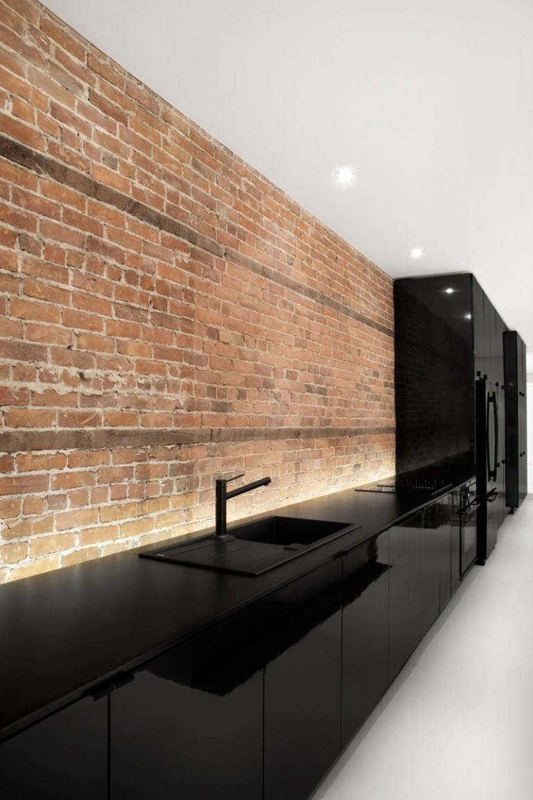 kök svart minimalistisk handfat tegelvägg design indirekt belysning
