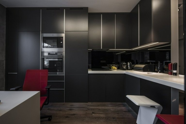 kök svart metall trim accenter spis trägolv