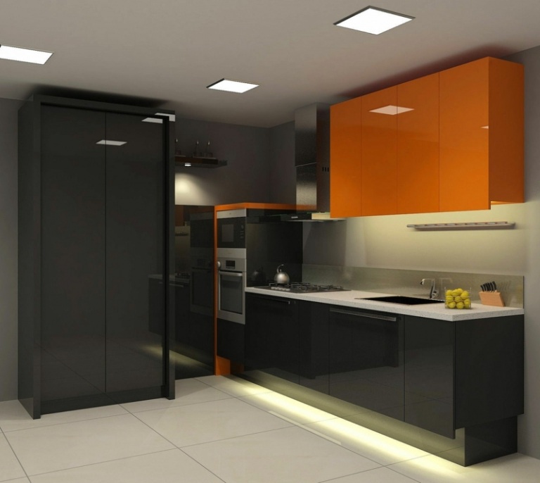 kök svart högglans orange accentplattor
