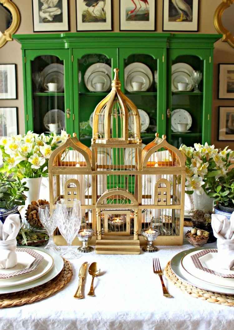 bordsdekoration för påsk elegant-guld-accenter-bur-skåp-grönt
