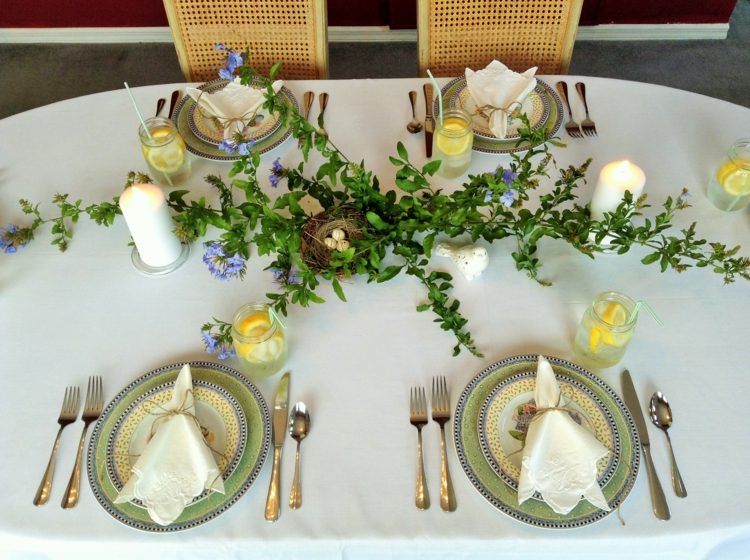 bordsdekoration för påsk strauss-grönt-kvistar-tallrik-gammalt grönt