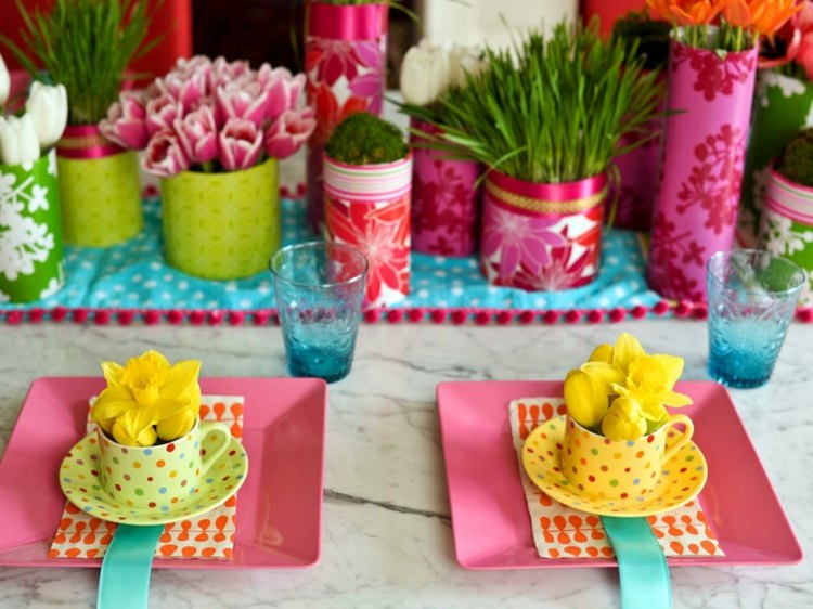 bordsdekoration-för-påsk-rosa-gräs-blomkruka-blå-accent-påskliljor