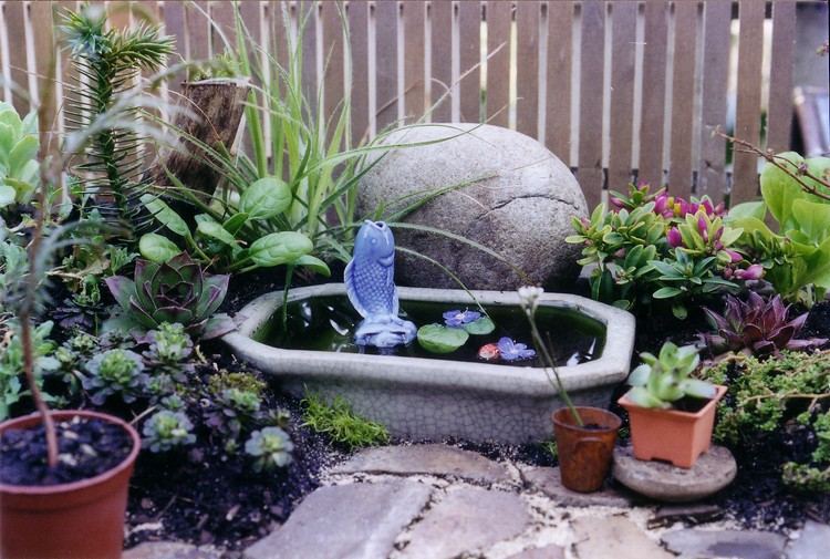 mini-trädgård-damm-skapa-sten-keramik-fisk-dekoration