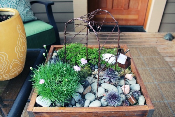 Skapa miniatyr trädgård själv soffbord tråd pergola