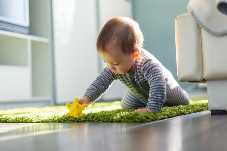 fluffig matta i grönt för barnrummet