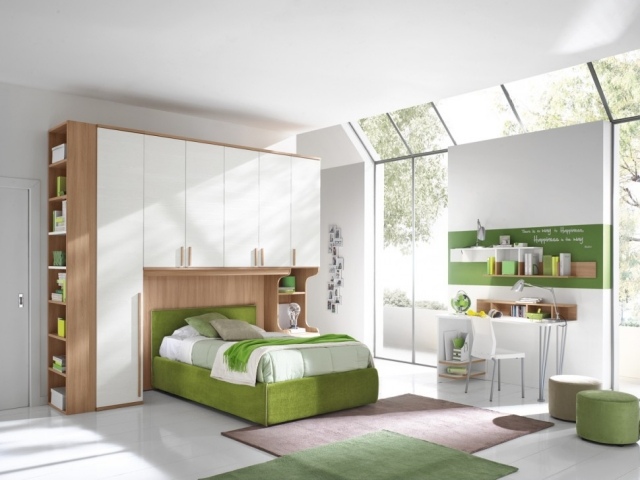 Modern-ungdoms-rum-grön-vit-trä garderob-hyllor-stoppad säng
