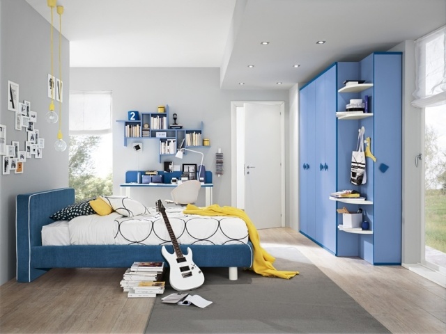 Klädda säng-pojkar rum-tonåringar-blå-hängande-lampor-gul-design-möbler