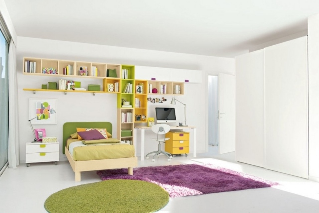 modern-inredning-tonåring-rum-ren-vita-väggar-färgglada-glad-hyllor