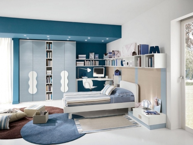 Möbler-ungdoms-rum-design-skåp-infälld-tak-lampa-blå-vägg