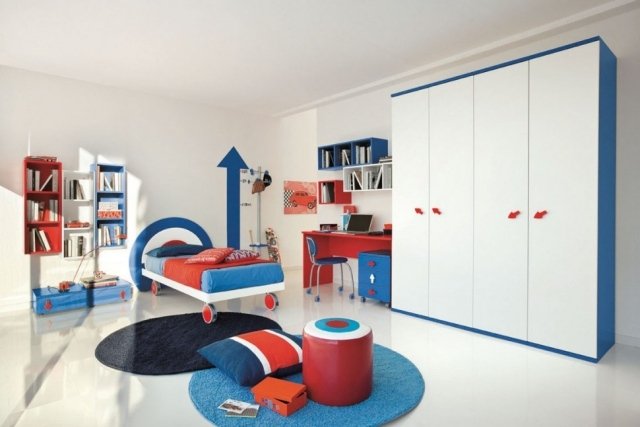 Design-garderob-dörrhandtag-pilar-röd-säng-med-hjul-ungdomsrum
