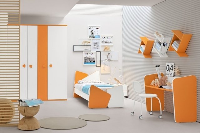 Designmöbler-tonåringsrum-lekfull-design-orange-vitt-sängkläder