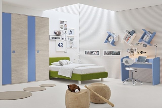 Pojkens rumsmöbler-träpall-design-grön-stoppad säng-blå-skrivbord