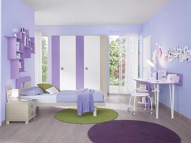 Modernt trä-säng-med-sidobord-trä-laminat-golv-ungdomsrum