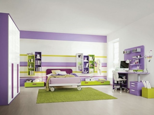 idéer-vägg-design-tonåring-rum-ränder-lila-gul-säng-på-hjul
