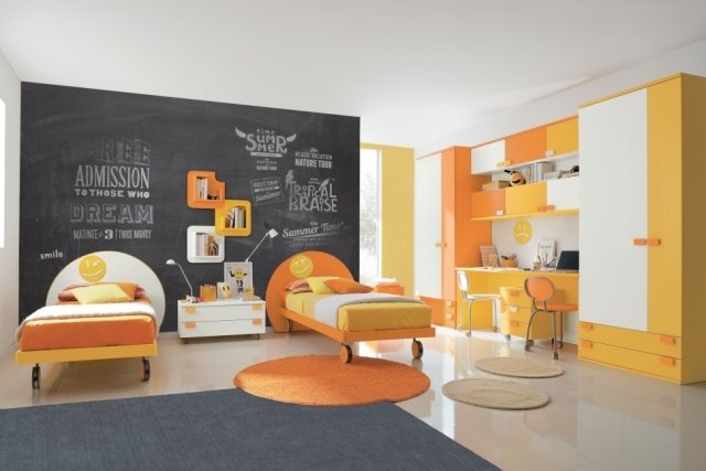 Tonåring-rum-för-syskon-orange-färg-tema-svart-blackboard-ordstäv