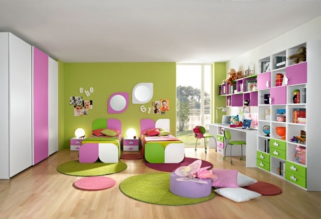 Tonåring-rum-design-idéer-vägg-grön-målning-rund matta-blommig-motiv