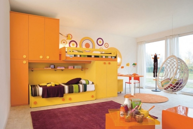modern-ungdoms-rum-flicka-orange-röd-garderob-hängstol
