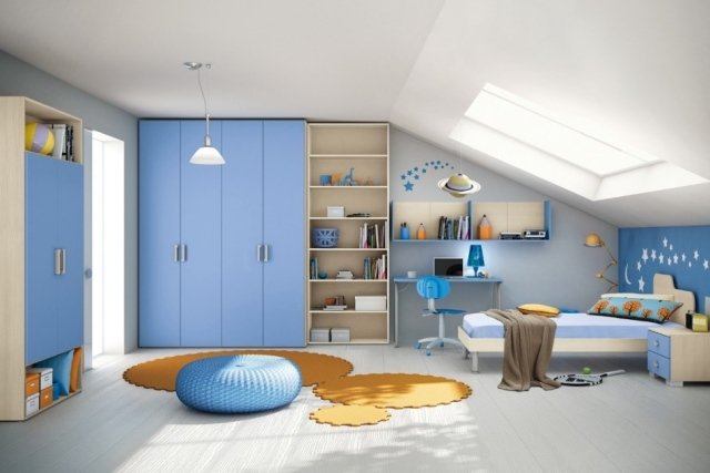 Inredning-pojkens rum-sluttande tak-blå-garderob-golv-kudde-matta-design