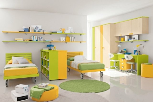 Möbler-ungdomsrum-sängar-på-hjul-byrå-hyllor-äpple-grönt-ljusgult