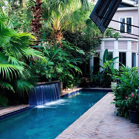 trädgård med pool design vattenfall
