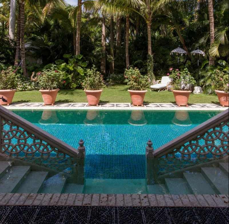 trädgård med pool trappor orientalisk planter palmer romantisk