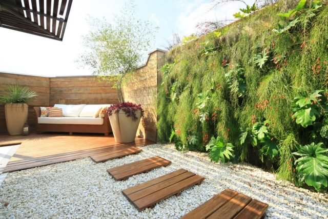 innergård beläggningsplattor trä moderna skyddande vägg trädgårdsmöbler