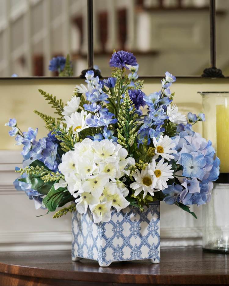 sommarbukett av blå-hortensia-vita-accenter-lila-porslin-vas
