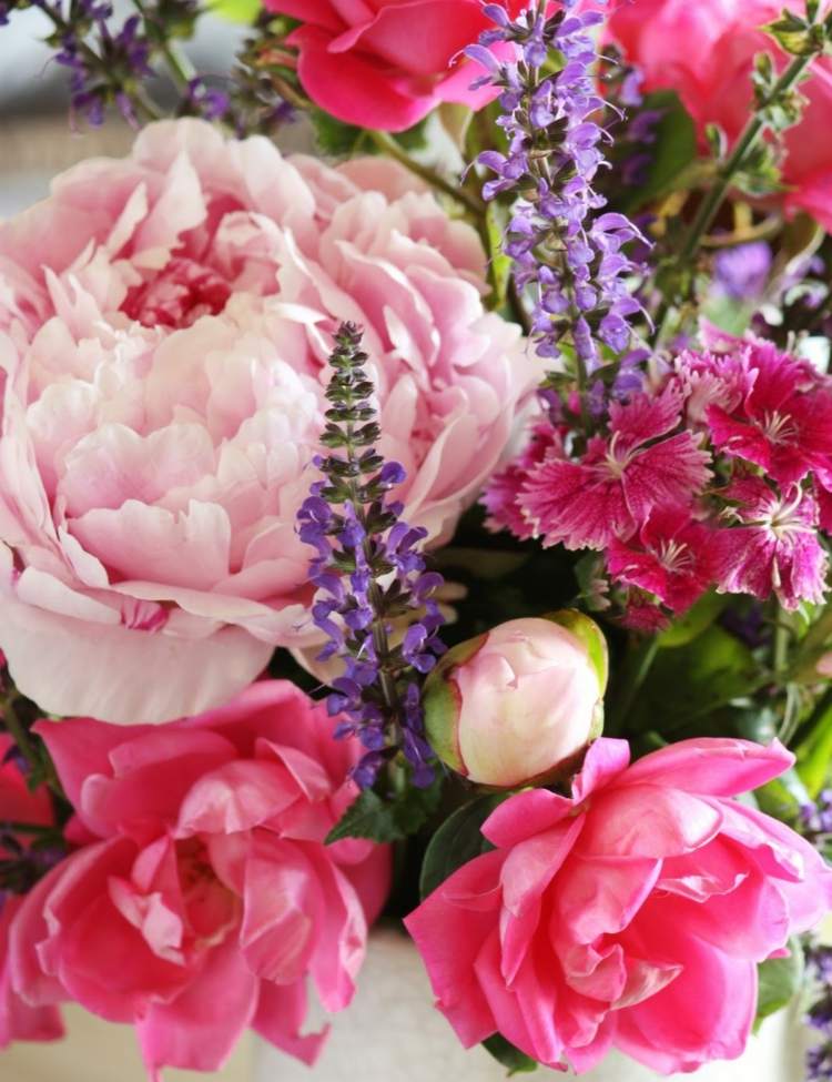 sommar-bukett-rosa-ros-ros-pion-sommar-idé-lätt-DIY