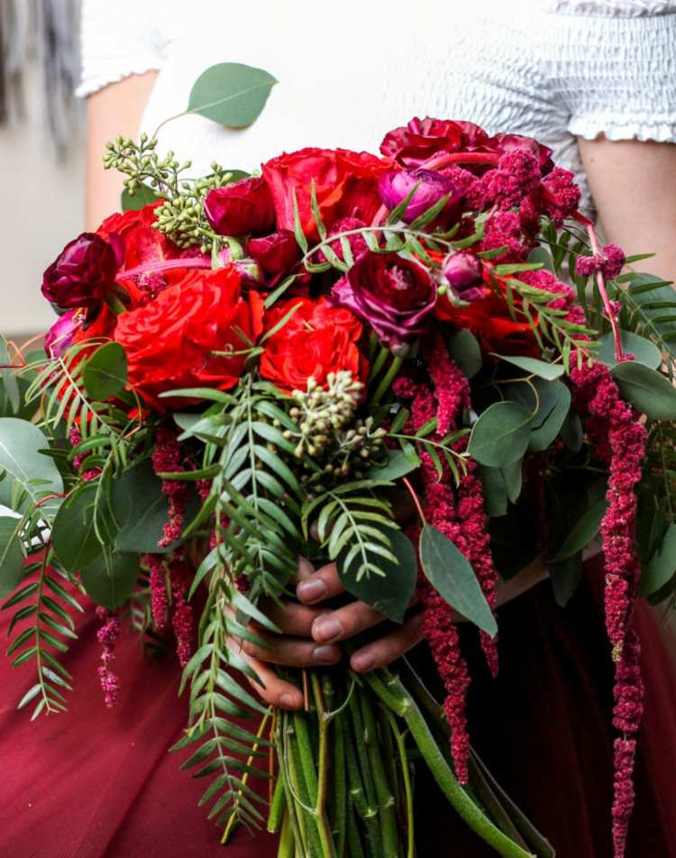 sommar-bukett-röd-gör-själv-rosor-romantik-sommar-bukett