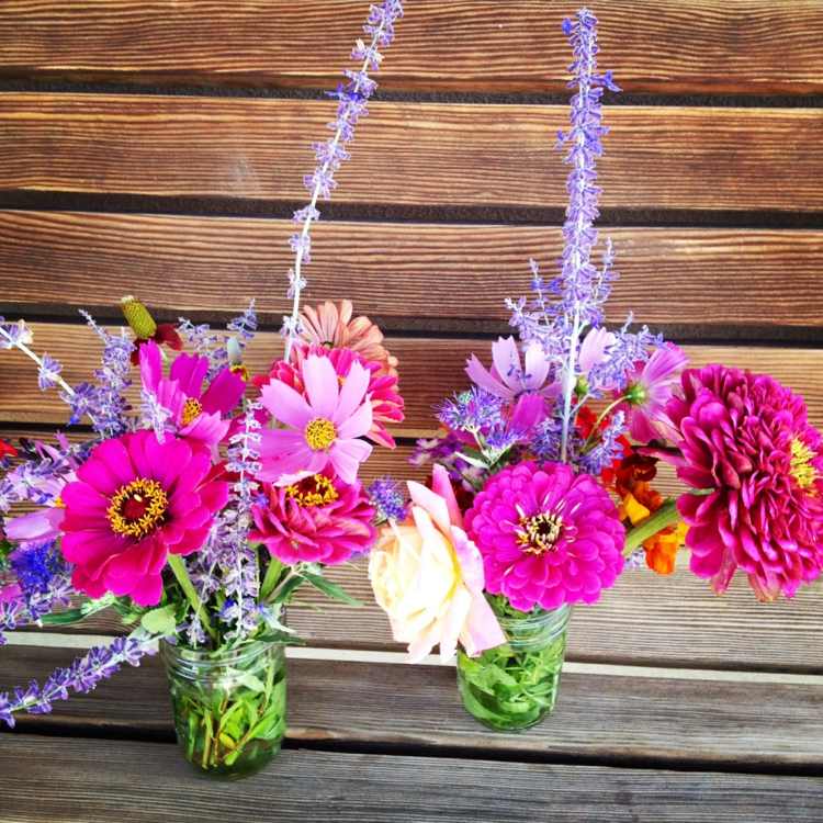 sommarbukettdekoration-idéer-gör-det-själv-tips-rosa-sommarblommor