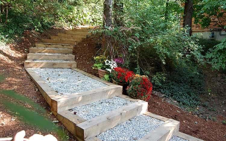 Exteriör trätrappa sten enkel trädgårds trappa trädgård steg sluttning trädgård stig mulch