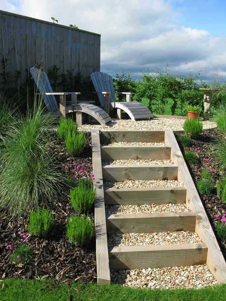 utvändig trappa trägrus enkel trädgårdstrappa trädgårdssteg liten stege