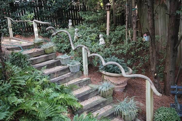 utvändig trappa trägrus enkel trädgårdstrappa trädgårdssteg naturlig ledstång
