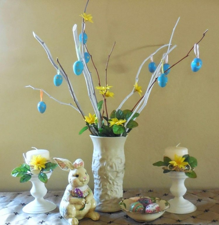 idéer-påsk-hus-dekoration-bord-dekoration-vas-blåst-ägg-hängande-kaniner-keramik