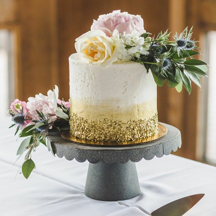 Gör glamorösa enkla små bröllopstårtor på en nivå med gyllene glitter