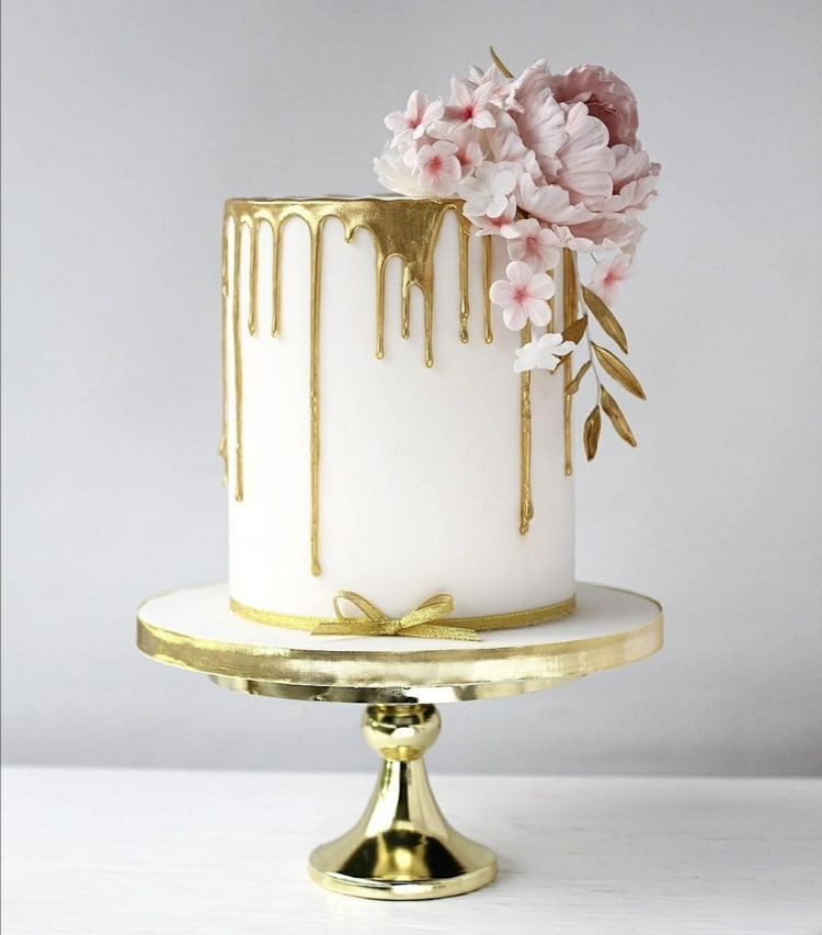 Gör eleganta, men enkla, små bröllopstårtor på en nivå med en gyllene droppglasyr