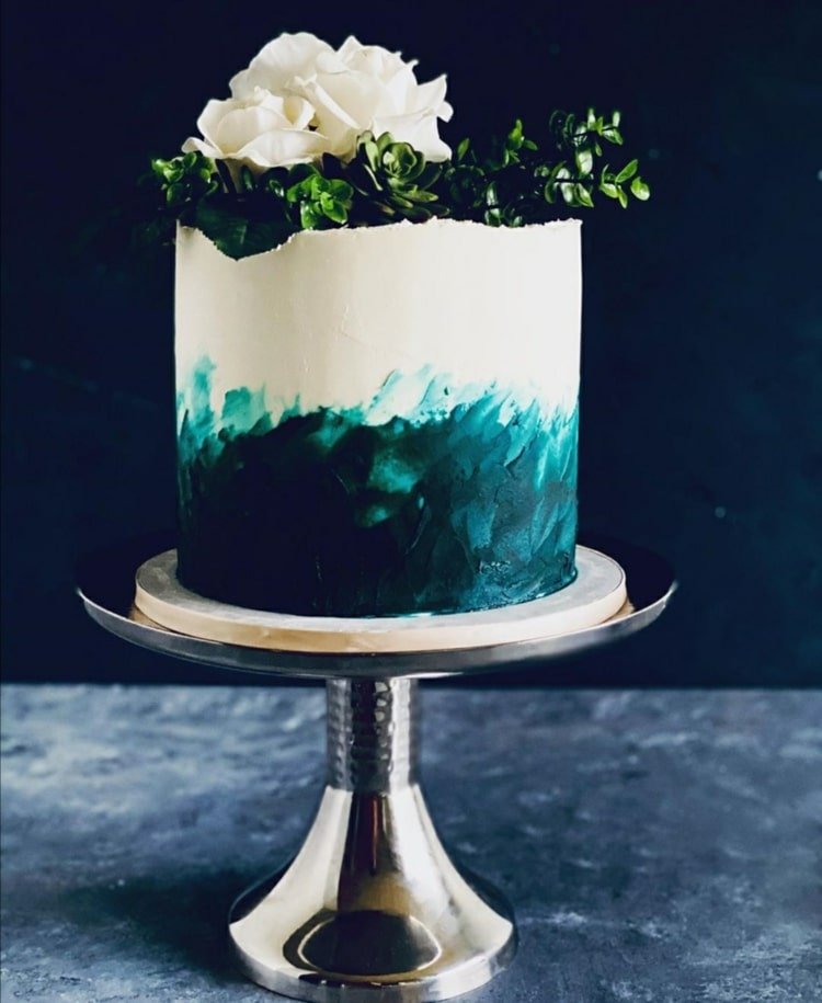 Unik tårta med en dramatisk effekt i mörkblågrön