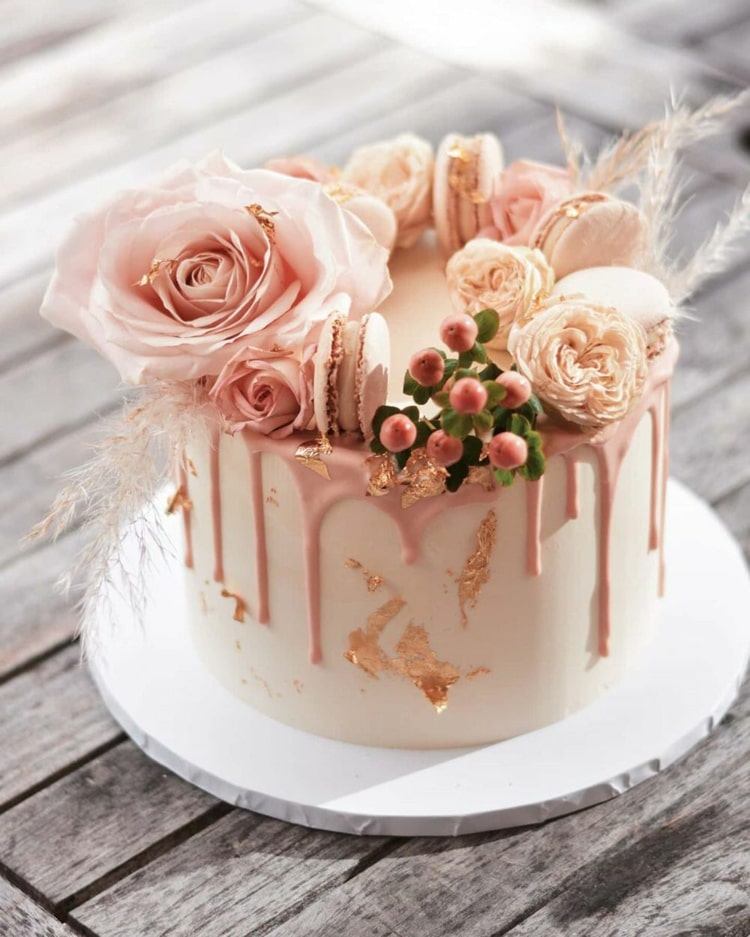 Originalidé för enkla små bröllopstårtor designade på en nivå med kakor och blommor